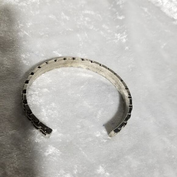 Paparazzi cuff bracelet silver tone 2 6/8" 1.1625 - Picture 3 of 8